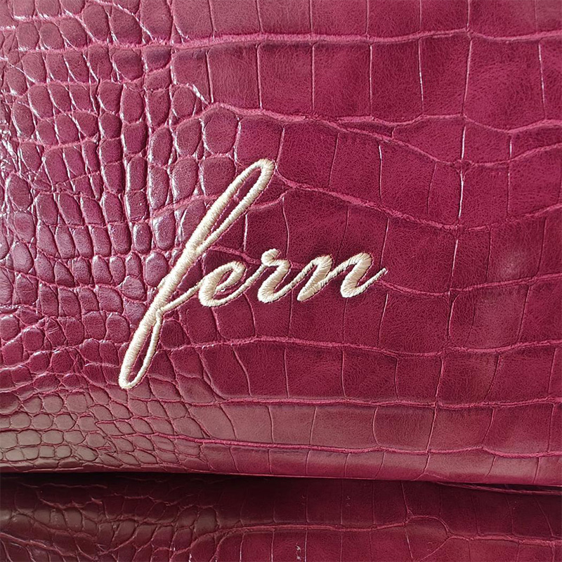 Pochette de maquillage brodée  - Luxury Bags That Are Vegan avis et prix