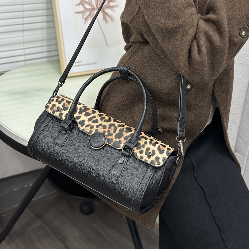 Sac vintage à imprimé léopard  - Luxury Bags That Are Vegan avis et prix